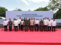 Menhan RI Jenderal TNI (Purn) Sjafrie Sjamsoeddin didampingi Pangdam V/Brawijaya Mayjen TNI Rudy Saladin meninjau fasilitas produksi PT Jangkar Nusantara Megah di Surabaya, Jumat (19/9/2025). (Foto : Pendam V Brawijaya).